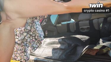 Ебля раком девки в платье в багажнике машины