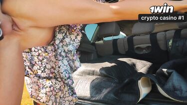 Ебля раком девки в платье в багажнике машины