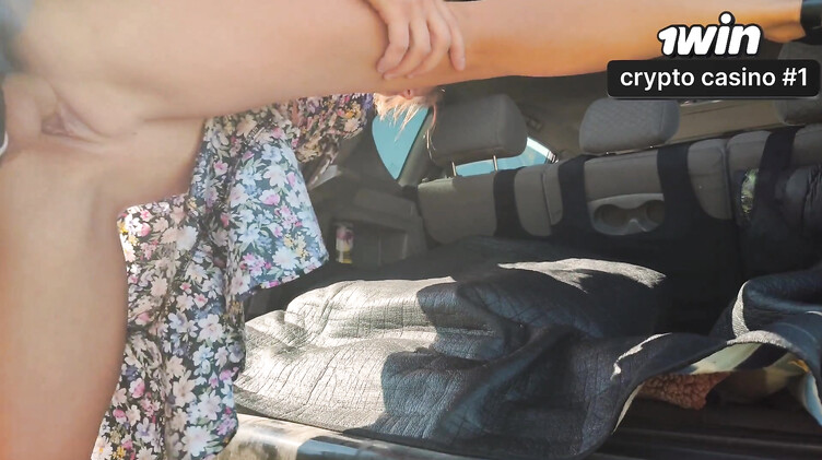 Ебля раком девки в платье в багажнике машины