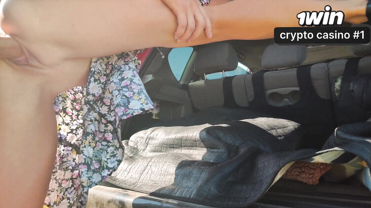 Ебля раком девки в платье в багажнике машины