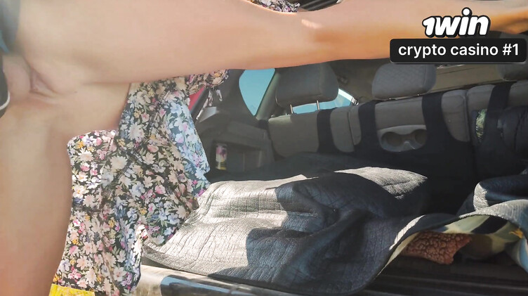 Ебля раком девки в платье в багажнике машины