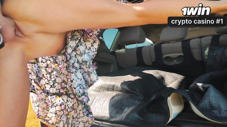 Ебля раком девки в платье в багажнике машины