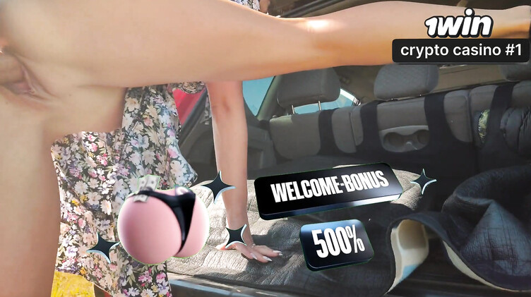 Ебля раком девки в платье в багажнике машины