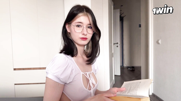 Одноклассница помогла с литературой и разрядила мой член от спермы