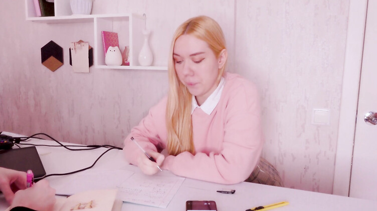 Estie Kay: Сводный брат отшлепал и трахнул в попку рассеянную сводную сестренку