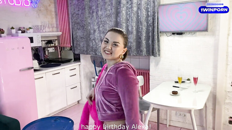 Отодрал русскую жопастую именинницу на ее День рождения