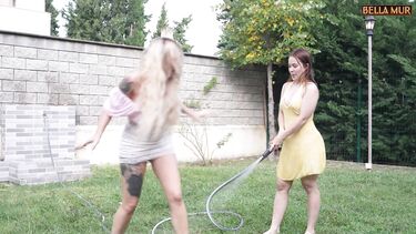 Зрелый садовник занялся анальным сексом втроем с дочками домовладельца