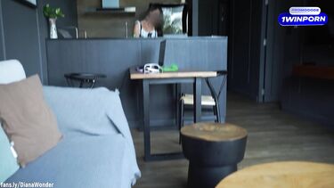 Богатый качок дерет пышнозадую служанку в униформе