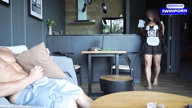 Богатый качок дерет пышнозадую служанку в униформе