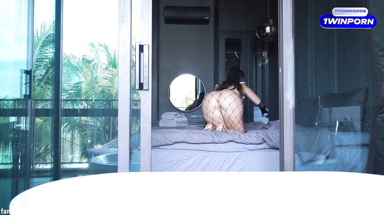 Богатый качок дерет пышнозадую служанку в униформе