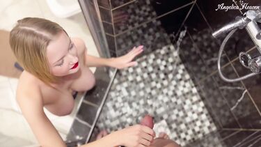 Плюнул в сраку и анально поимел, поссав на телку в корсете