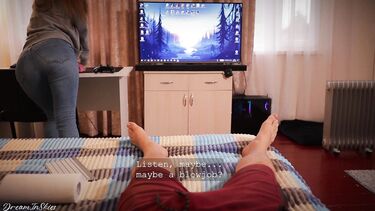 Русский мужик трахает стоя застрявшую подругу с красивой задницей