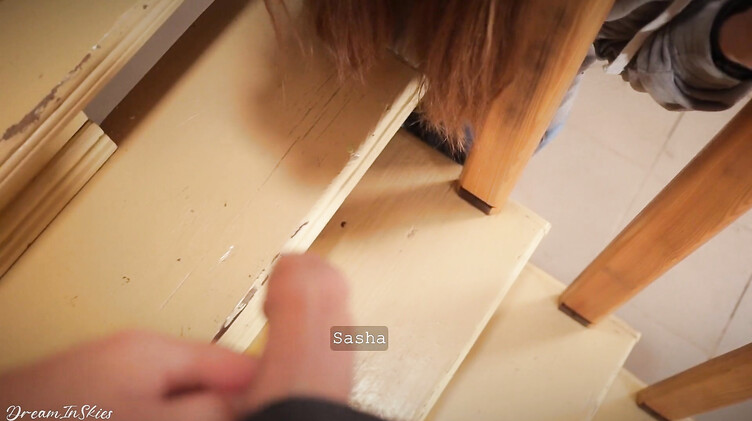 Русский мужик трахает стоя застрявшую подругу с красивой задницей