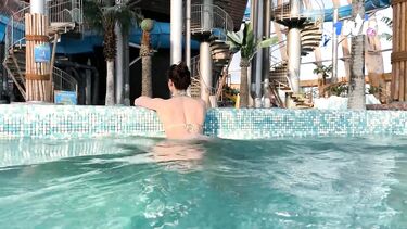 Снял телку в аквапарке для перепихона в кабинке для переодевания