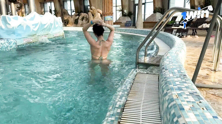 Снял телку в аквапарке для перепихона в кабинке для переодевания