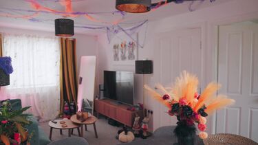 Силиконовая русская мачеха застыла на Хэллоуин и пасынок воспользовался ее киской и жопой