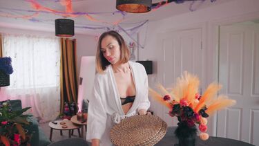 Силиконовая русская мачеха застыла на Хэллоуин и пасынок воспользовался ее киской и жопой