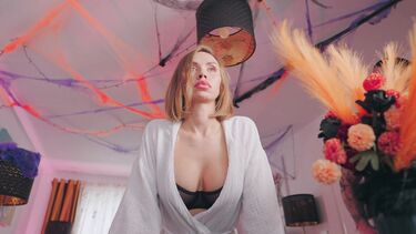 Силиконовая русская мачеха застыла на Хэллоуин и пасынок воспользовался ее киской и жопой