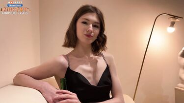 Пьяные: Сбивает целку с пьяной одноклассницы после выпускного бала