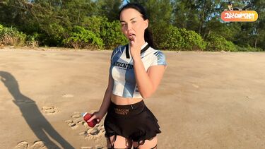 Мастурбирует на пляже на закате и трахается под пальмой