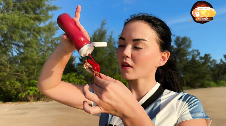 Мастурбирует на пляже на закате и трахается под пальмой