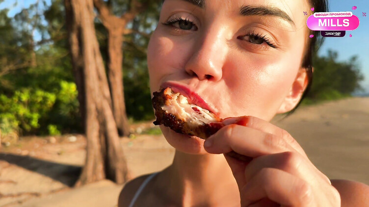 Мастурбирует на пляже на закате и трахается под пальмой