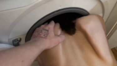 Секс со сводным братом помог брюнетке выбраться из ловушки в стиралке