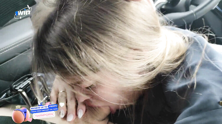 Отсосала и глотнула сперму водителя за поездку автостопом