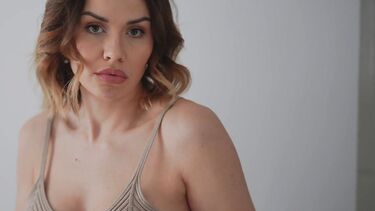 Нахальный паренек трахнул в большую жопу красивую мамку друга