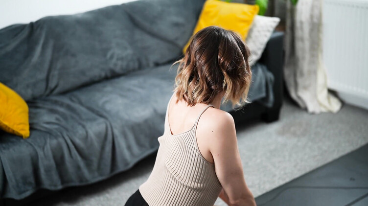 Нахальный паренек трахнул в большую жопу красивую мамку друга