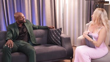 Негр натягивает на кастинге русскую блонду с большими силиконовыми буферами