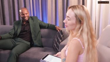 Негр натягивает на кастинге русскую блонду с большими силиконовыми буферами