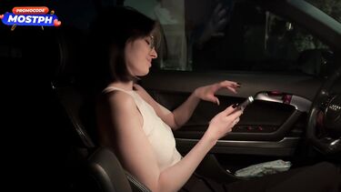 Красотка в Audi сосет в машине член наглого незнакомого парня