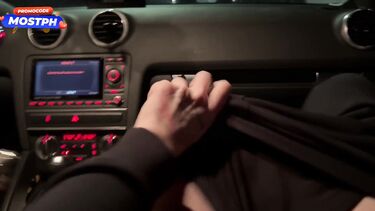 Красотка в Audi сосет в машине член наглого незнакомого парня