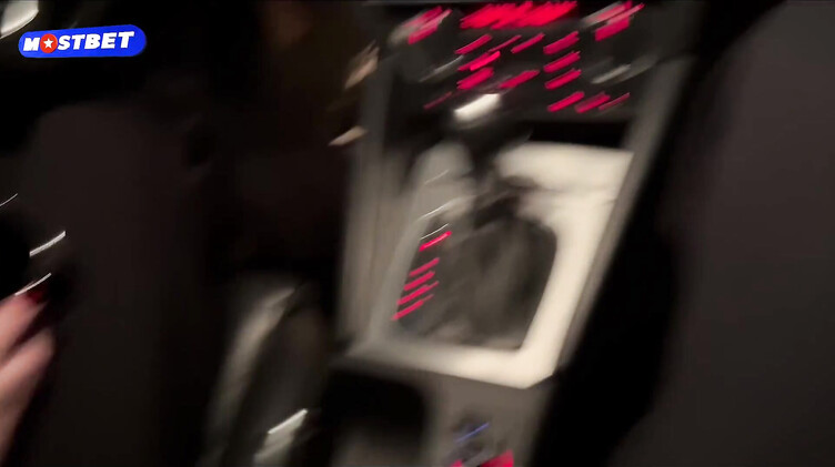 Красотка в Audi сосет в машине член наглого незнакомого парня