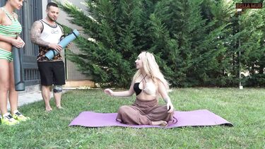 Инструкторша йоги развела клиентов на еблю ЖМЖ