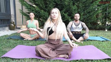 Инструкторша йоги развела клиентов на еблю ЖМЖ