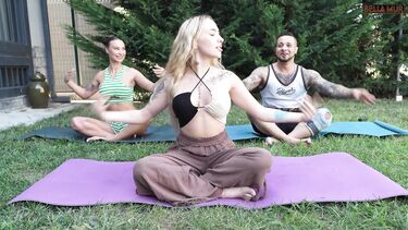 Инструкторша йоги развела клиентов на еблю ЖМЖ