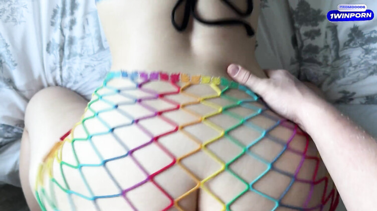 Отчим жарит пизду русской падчерицы, наказывая ее за курение на балконе