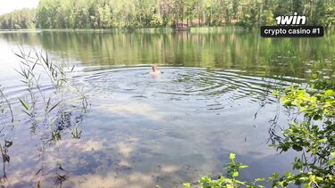 Купается голышом в озере и получает сперму в киску на природе