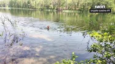Купается голышом в озере и получает сперму в киску на природе