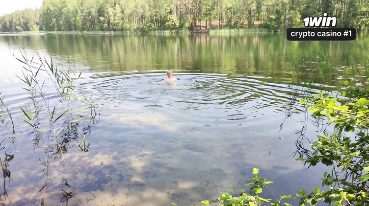 Купается голышом в озере и получает сперму в киску на природе