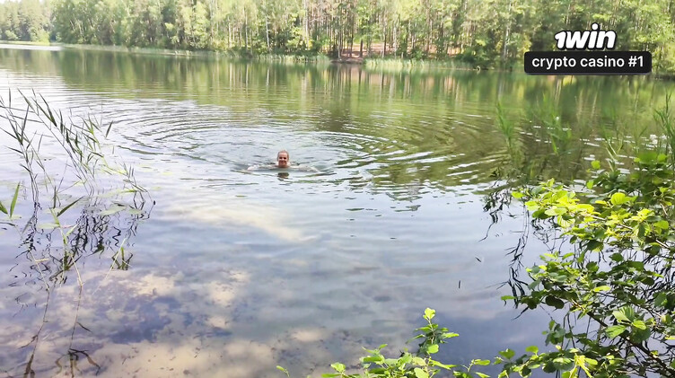 Купается голышом в озере и получает сперму в киску на природе