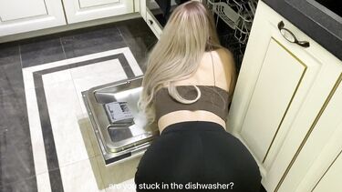 Отодрал раком сводную сестру, застрявшую в посудомоечной машинке
