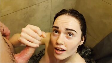 Отымел на руках намыленную в душе телку со стоячими сиськами