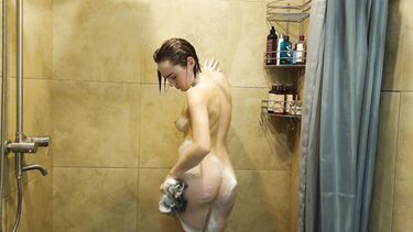 Отымел на руках намыленную в душе телку со стоячими сиськами