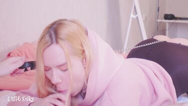 Блондинка выдавливает кончу из прожаренной братом жопы