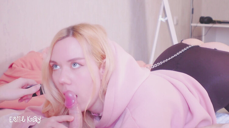 Блондинка выдавливает кончу из прожаренной братом жопы