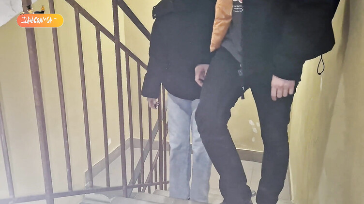 Провел домой и засадил в глотку девушке в подъезде