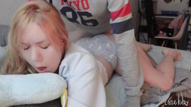 Сестра дотянулась пальцами до клитора во время анала крупным планом